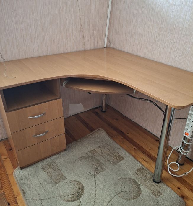 Продам стіл в гарному стані!