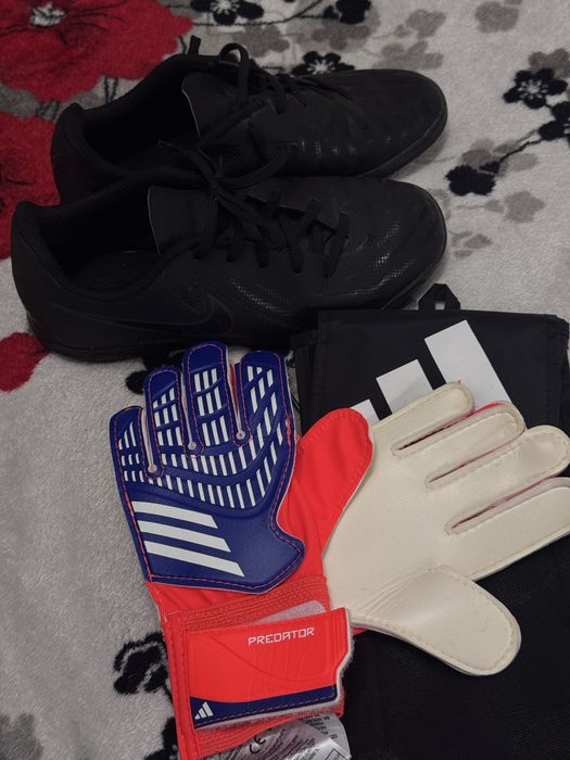 Футбольні буци та перчатки воротаря для хлопчика