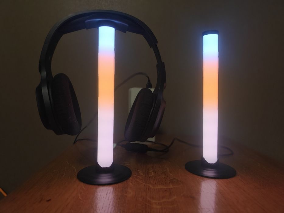 Підсвітка робочого місця та підставка для навушників