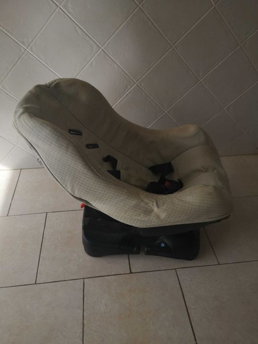 Cadeira auto para bebé.