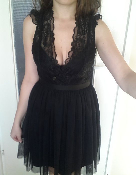 sukienka czarna koronkowa dekolt tiul M Lily Mcbee