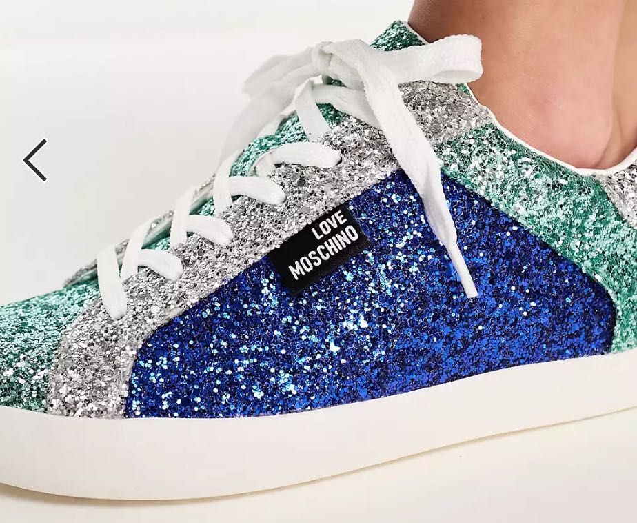 Love Moschino. Brokatowe buty sportowe z niebieskimi wstawkami.