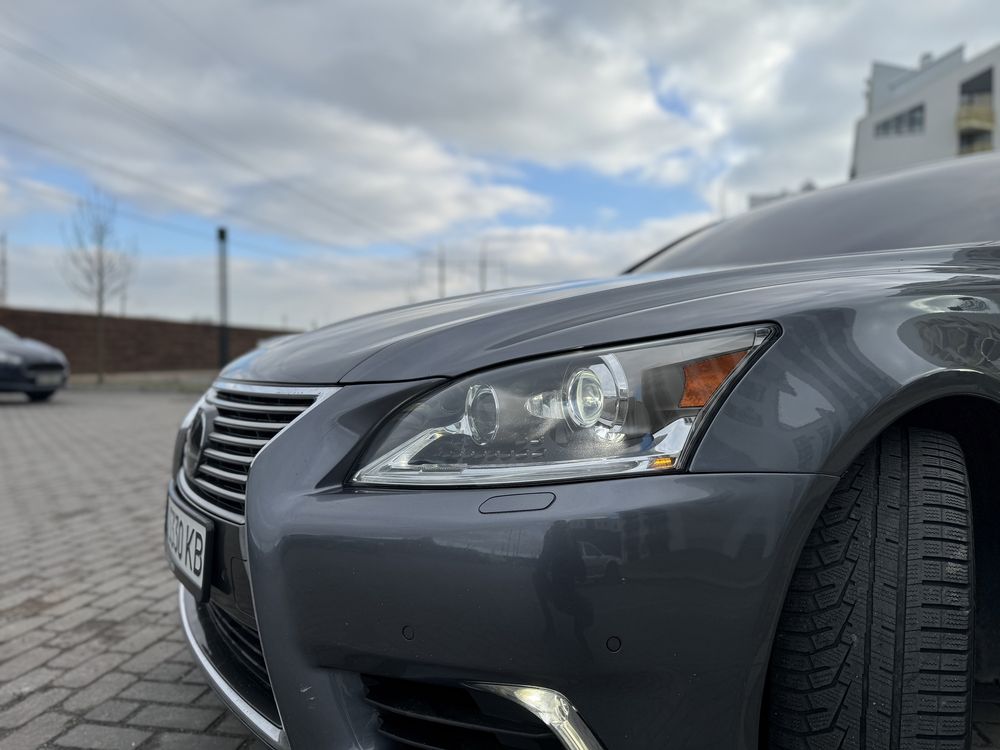 Продам Lexus LS460 AWD 2016 рік 4.6 Бензин в хорошому стані!