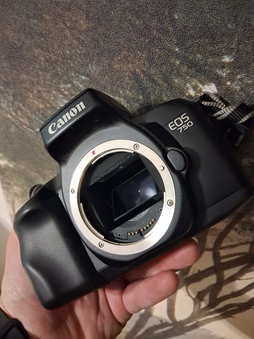 Плёночный зеркальный фотоаппарат Canon EOS 750 + EF 50mm 1:1.8