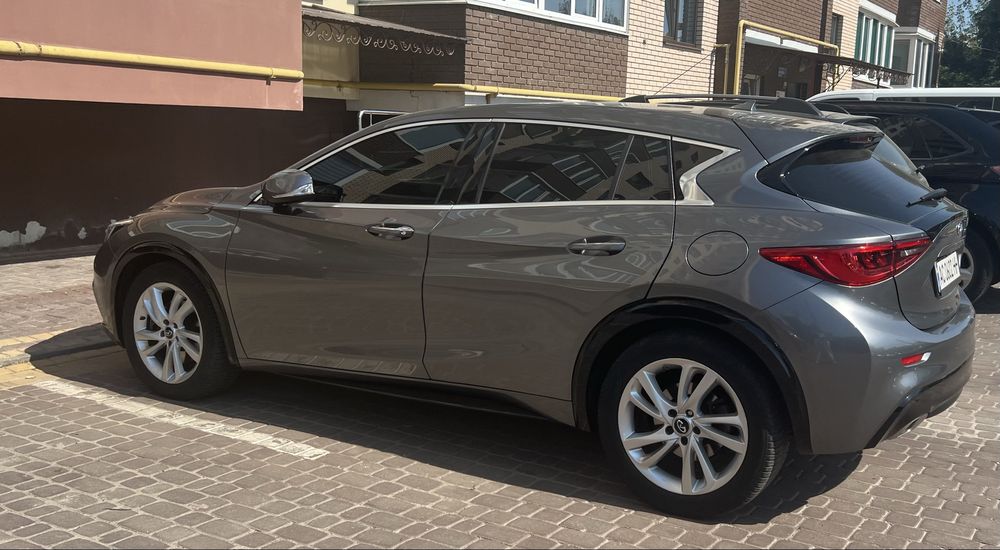 Продам своє відмінне авто - Infiniti Q30 .