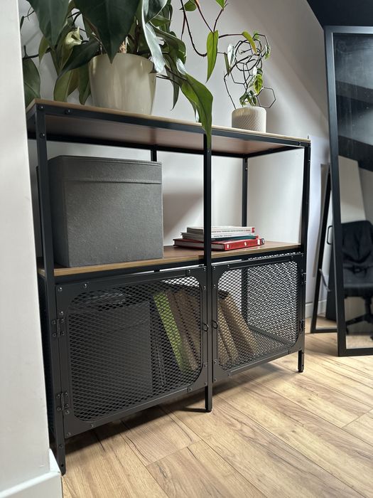 Regał metalowy z drewnianym blatem, metalowe drzwi