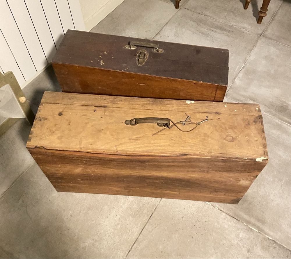 2 caixas de madeira,