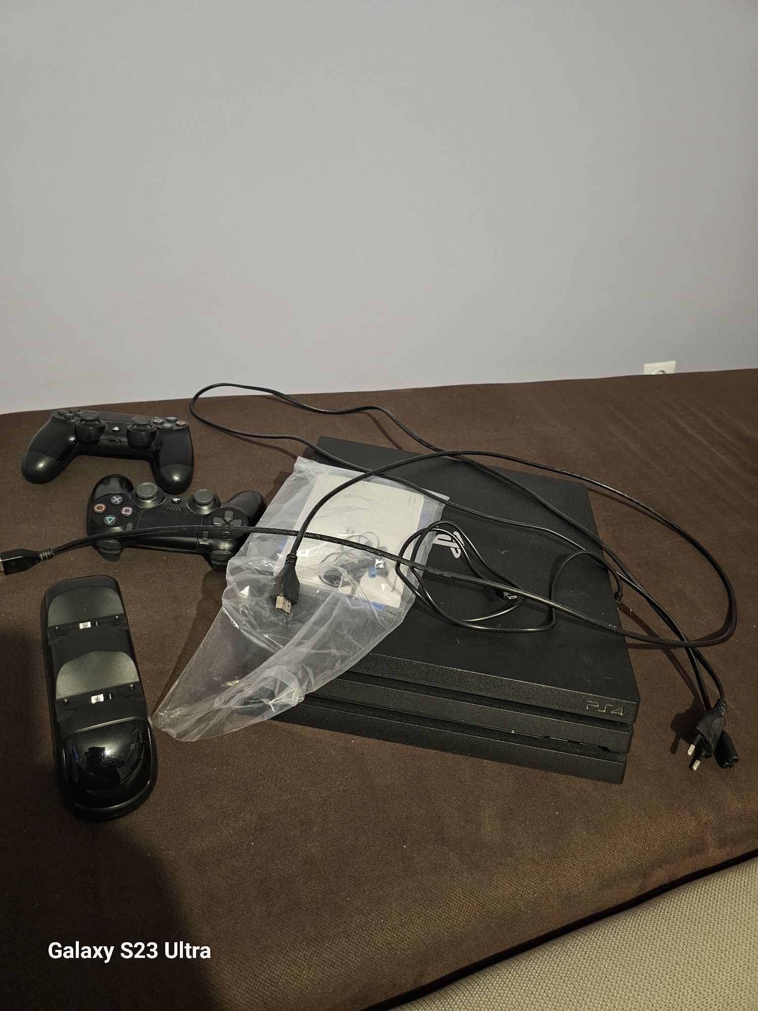 PS4 pro. Dwa pady, stacja dokująca plus gry.
