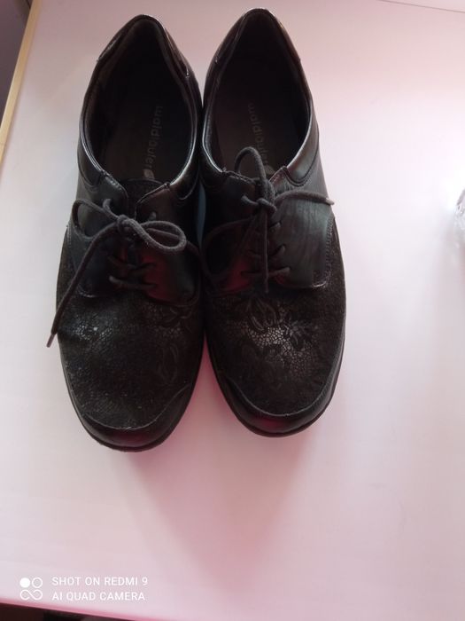 Жіночі туфлі на шнурках