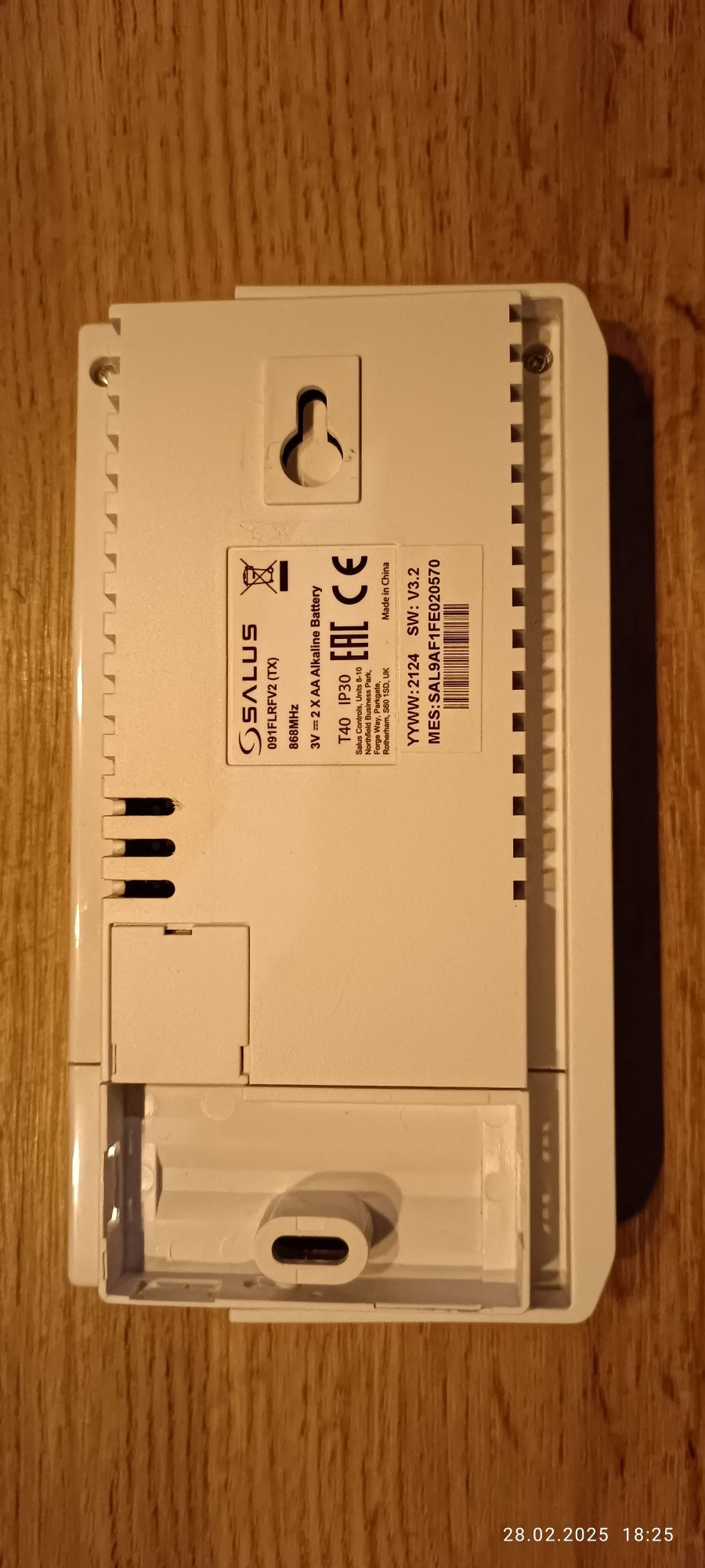 Pomieszczeniowy regulator temperatury