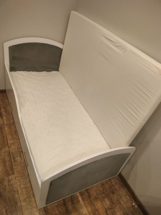 Łóżko dziecięce 160 na 80 materacami w pokrowcach i szufladą.