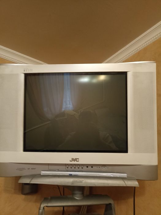 Телевізор JVC.Patriot .і кріплення до стіни