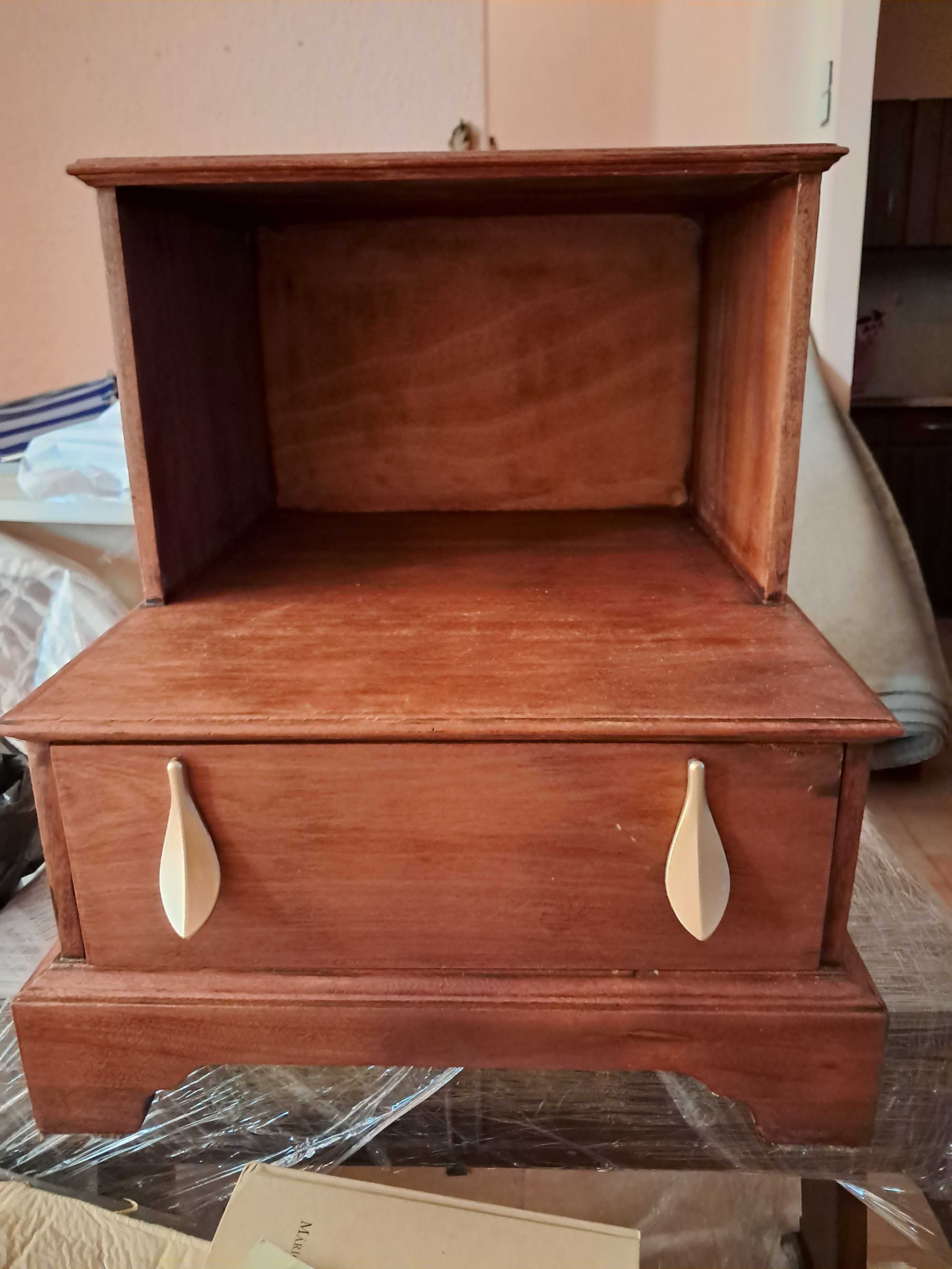 mesa de apoio ou de cabeceira em degrau