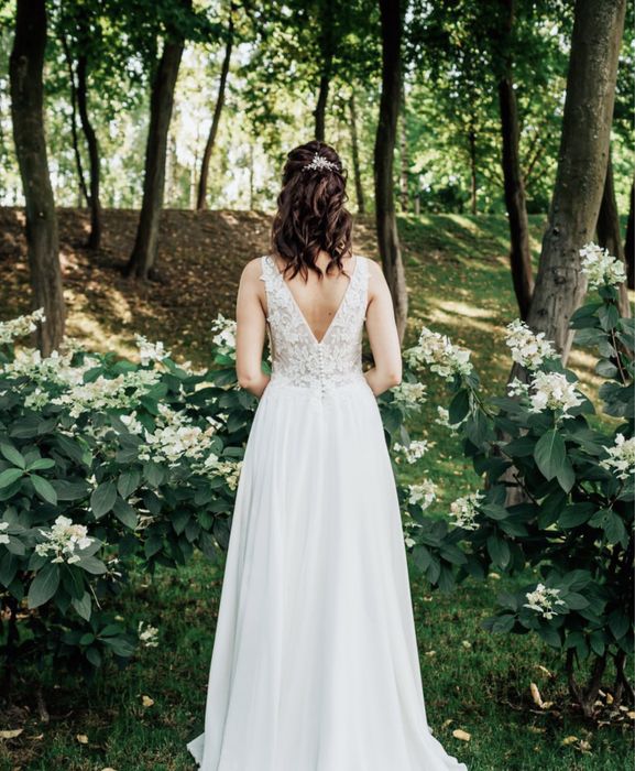 Весільна сукня з розрізом