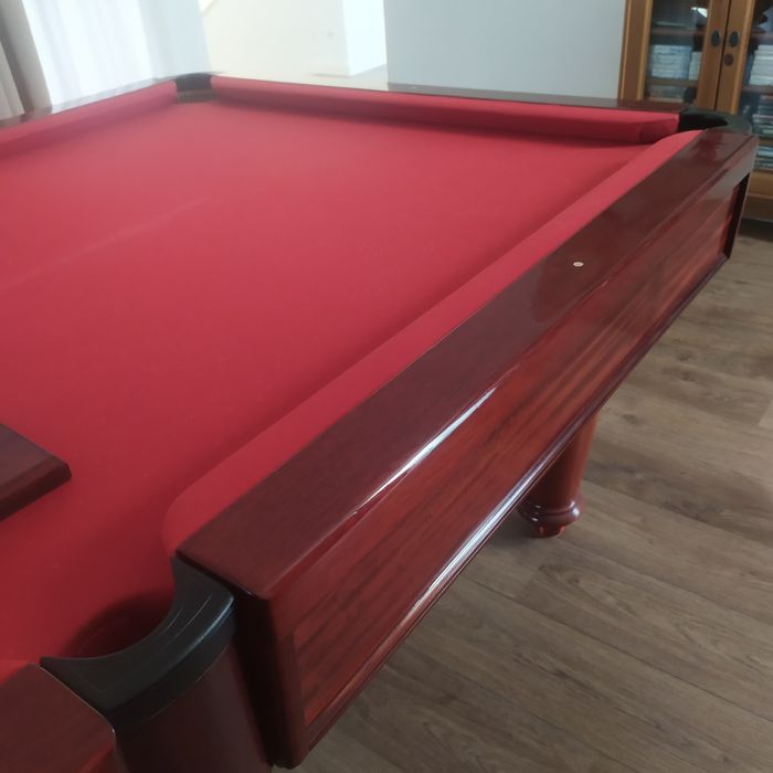Mesa de snooker em estado de novo