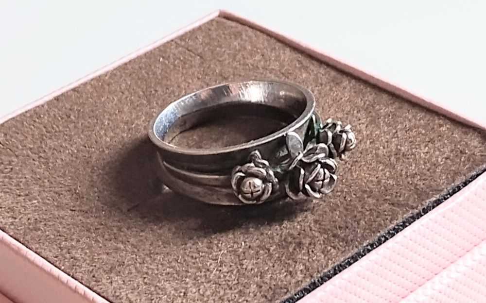Srebrny  pierścionek Juwelia " Róże " PRL.