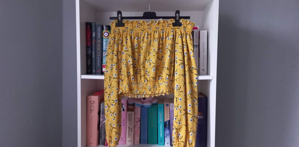 Żółta bluzka odkryte ramiona kwiaty