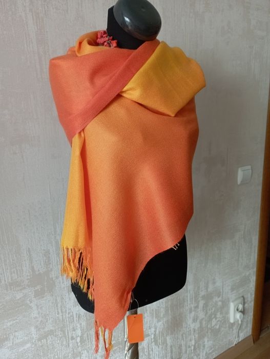 Продам новий яскравий м'якенький шарф палантин.