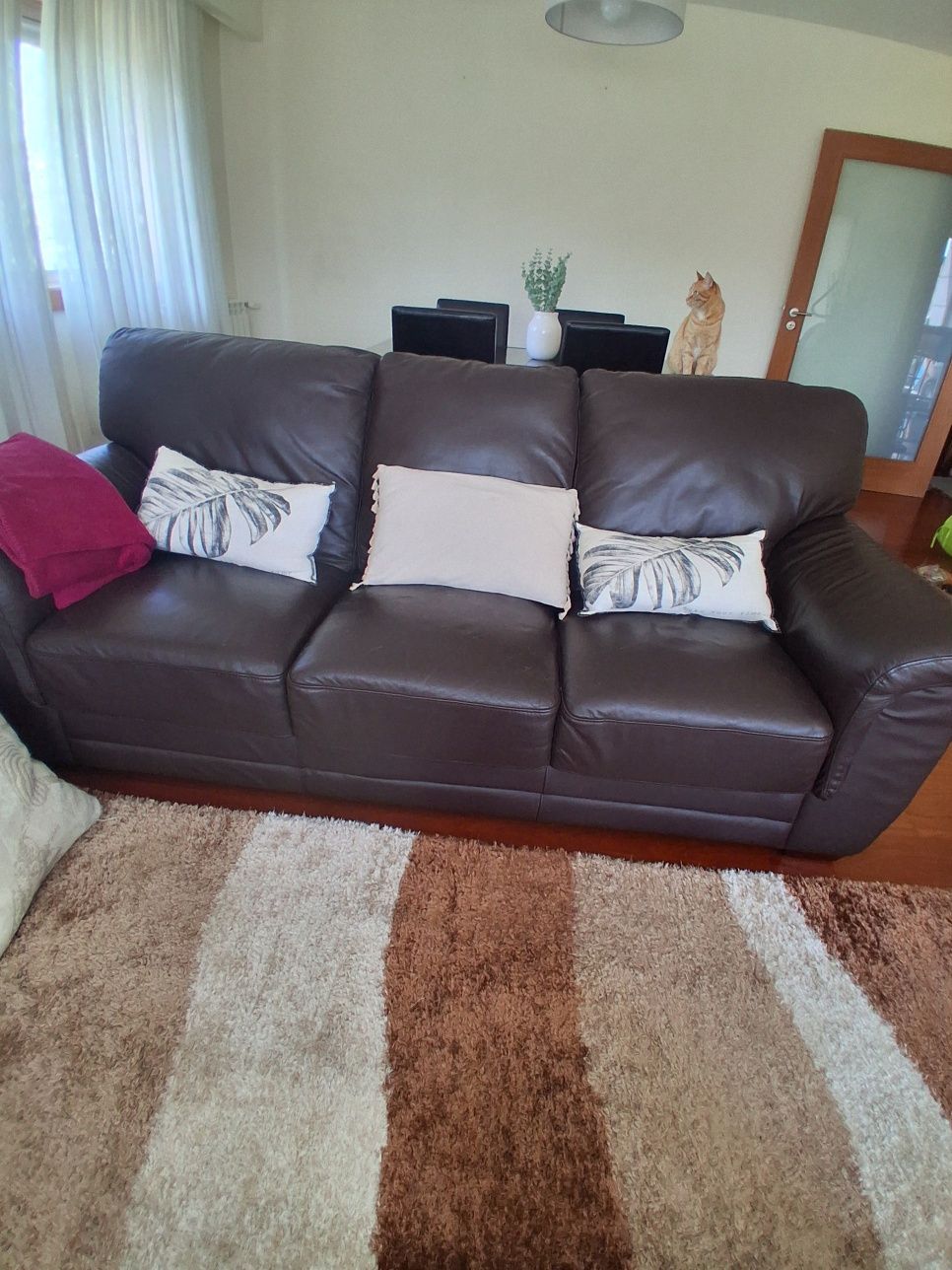 Mobilia de sala:mesa com 4 cadeiras e dois sofas e mesa de centro