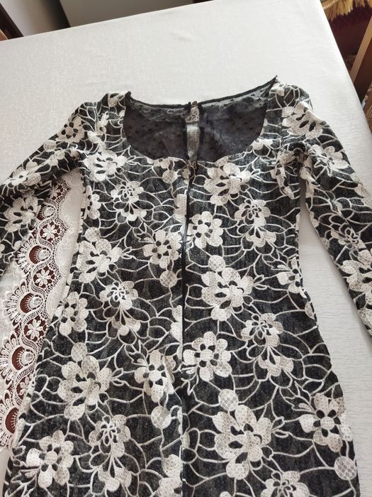 Плаття сірого кольору з білими квітами