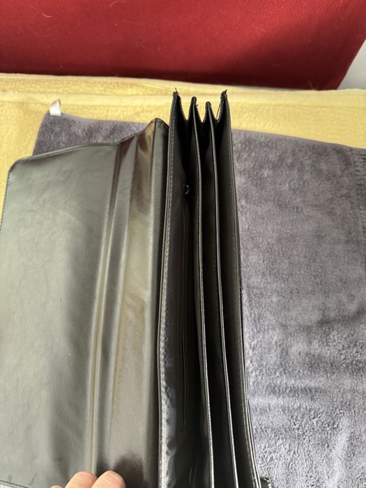 Czarna, skórzana aktówka, używana.