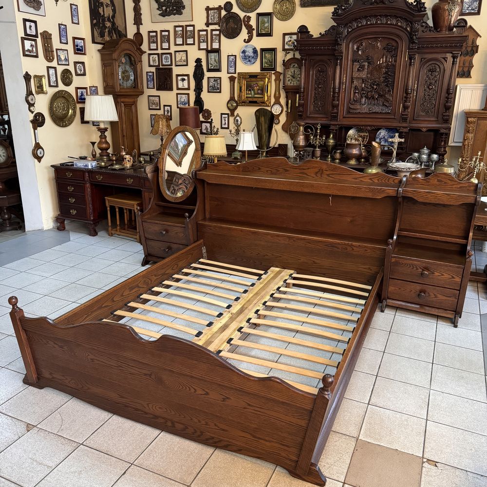 Класическая дубовая кровать и две тумбочки Мебель из Голландии