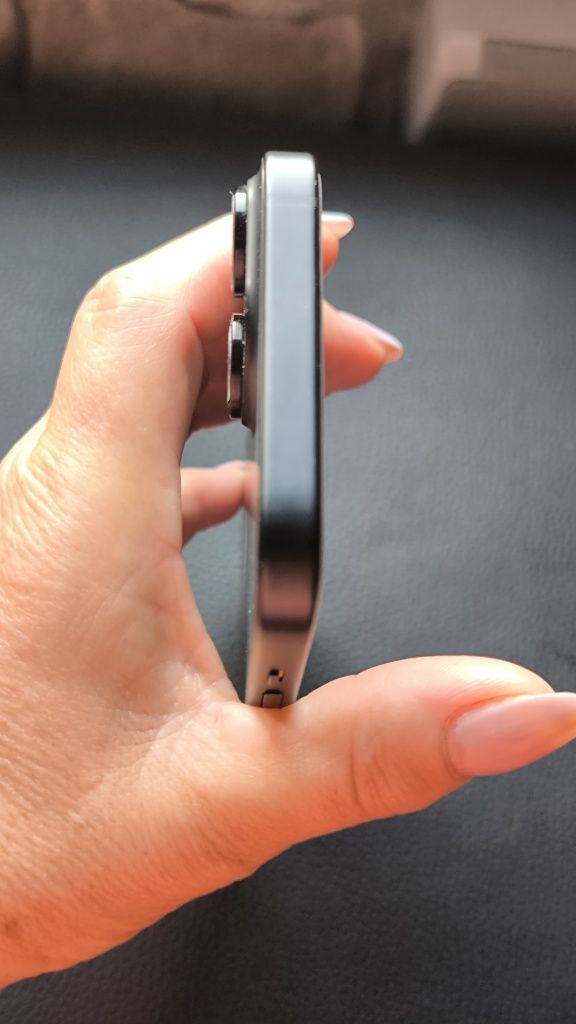 iPhone 15 preto en titânio