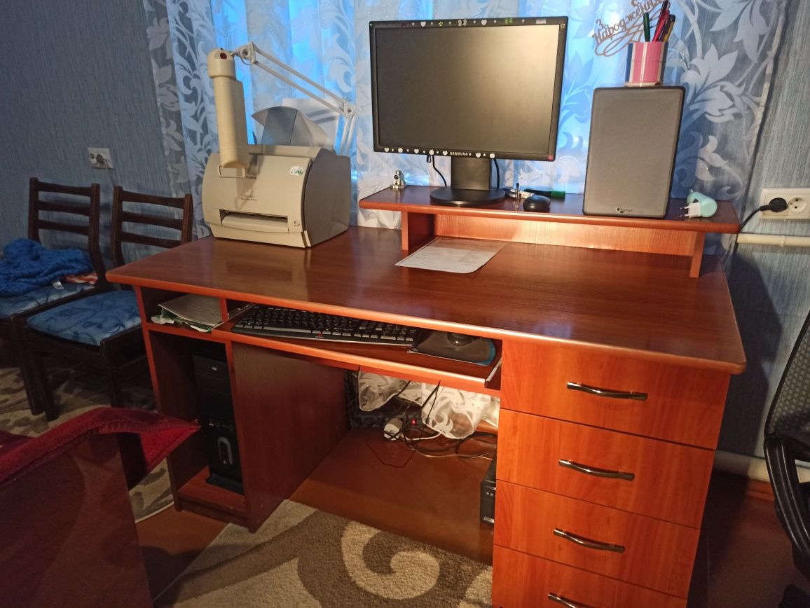 Комплект робочого столу з комп'ютером для роботи або навчання