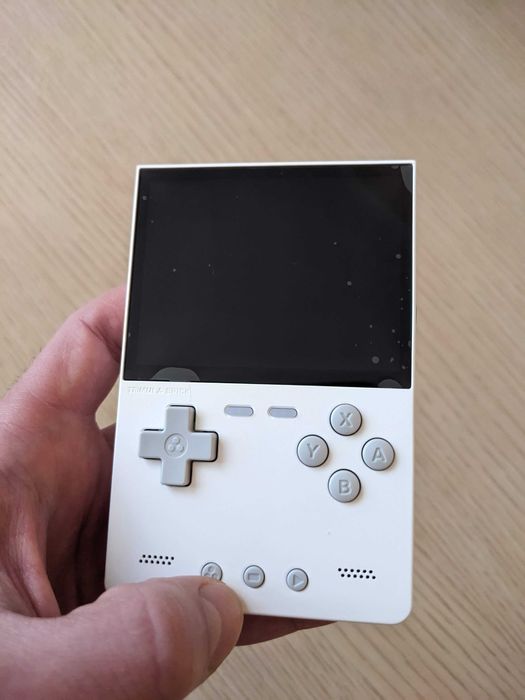 Портативна консоль Trimui Brick