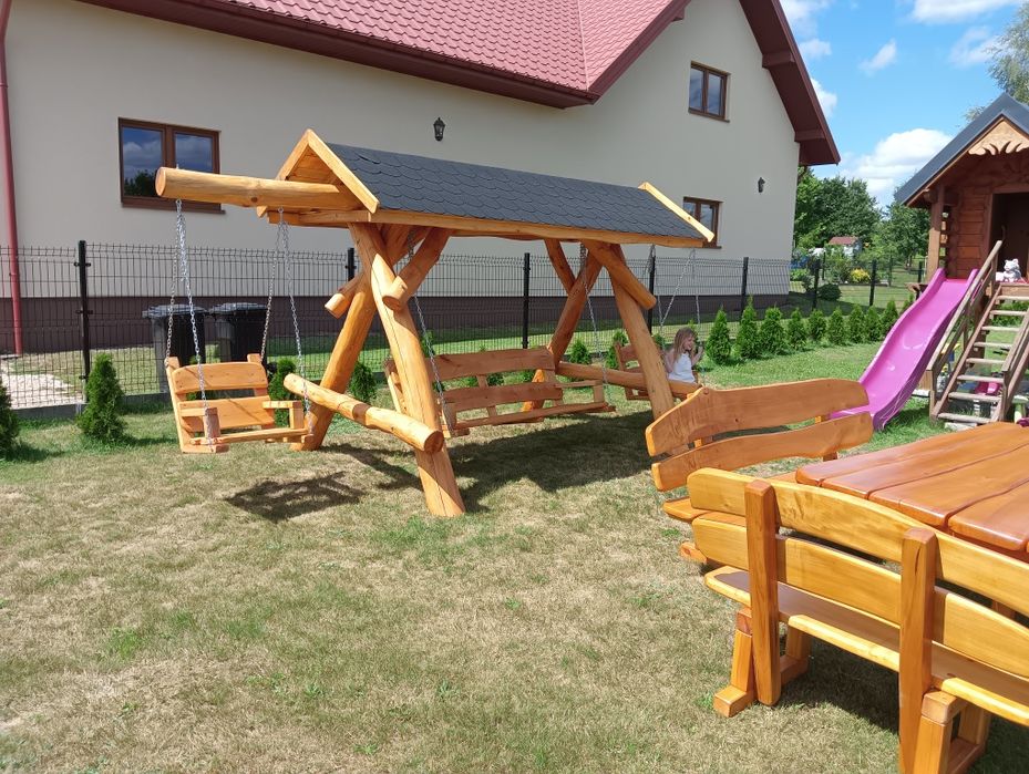 Huśtawka ogrodowa z daszkiem