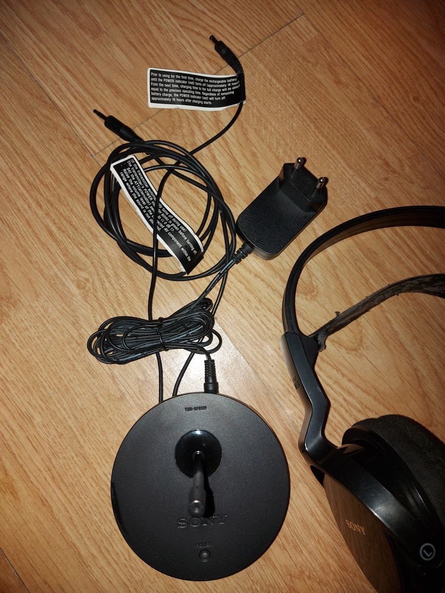 Słuchawki bezprzewodowe Sony TMR-RF810R ze stacją.
