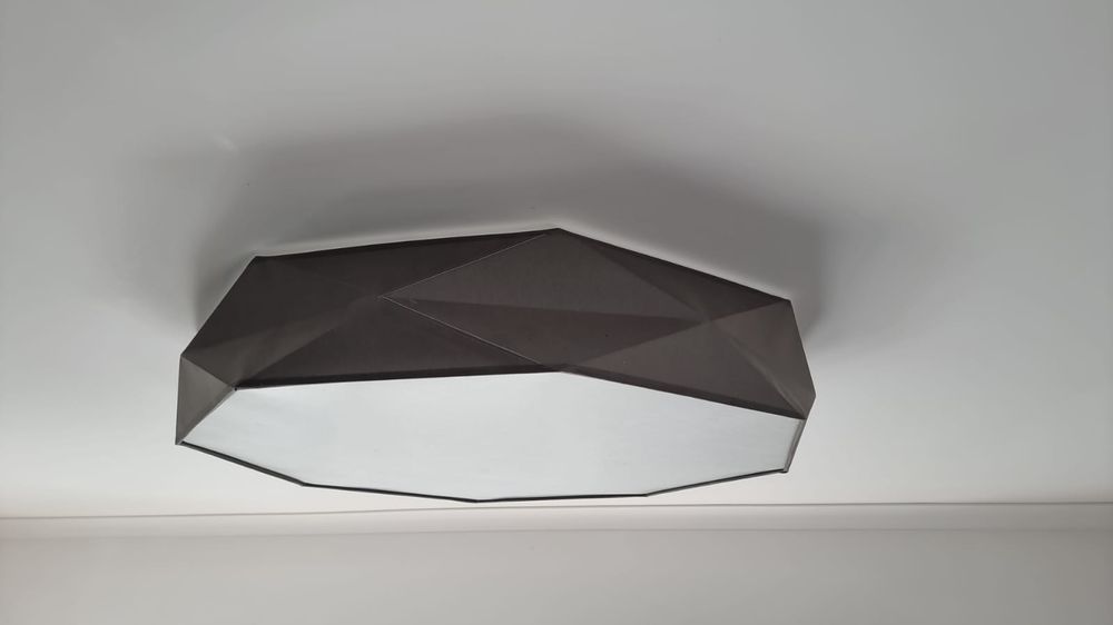 Piękna nowoczesna lampa do salonu i sypialni