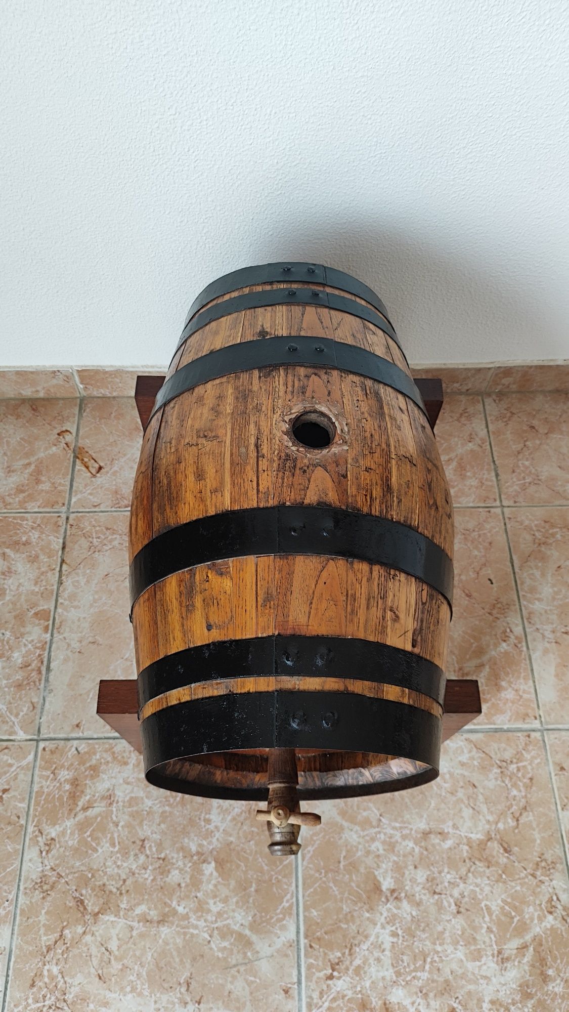 Barril 24 litros com suporte em madeira.