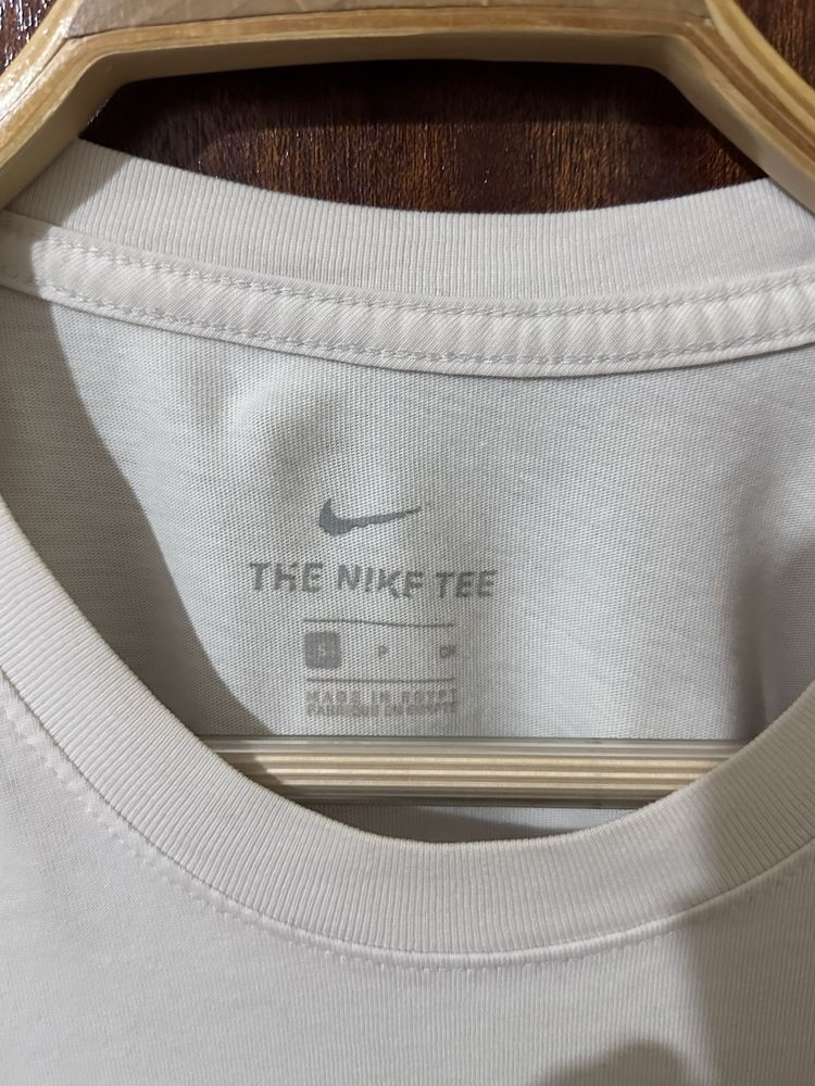 T shirt nova quase que nem usei