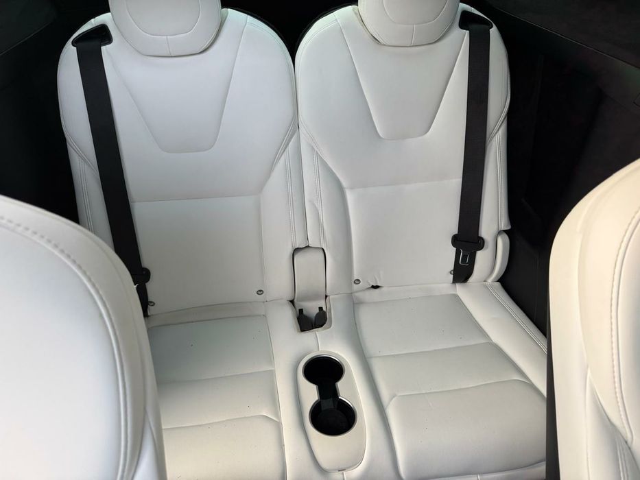 Оренда авто автомобіля електромобіля Тесла Tesla model X електричка