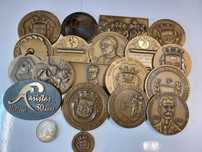 Variedade de medalhas de bronze.
