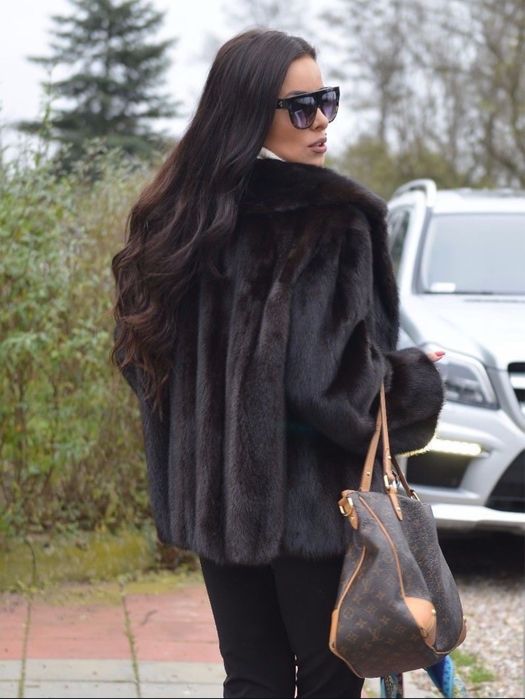 Нова шубка автоледі з натур хутра дикої норки