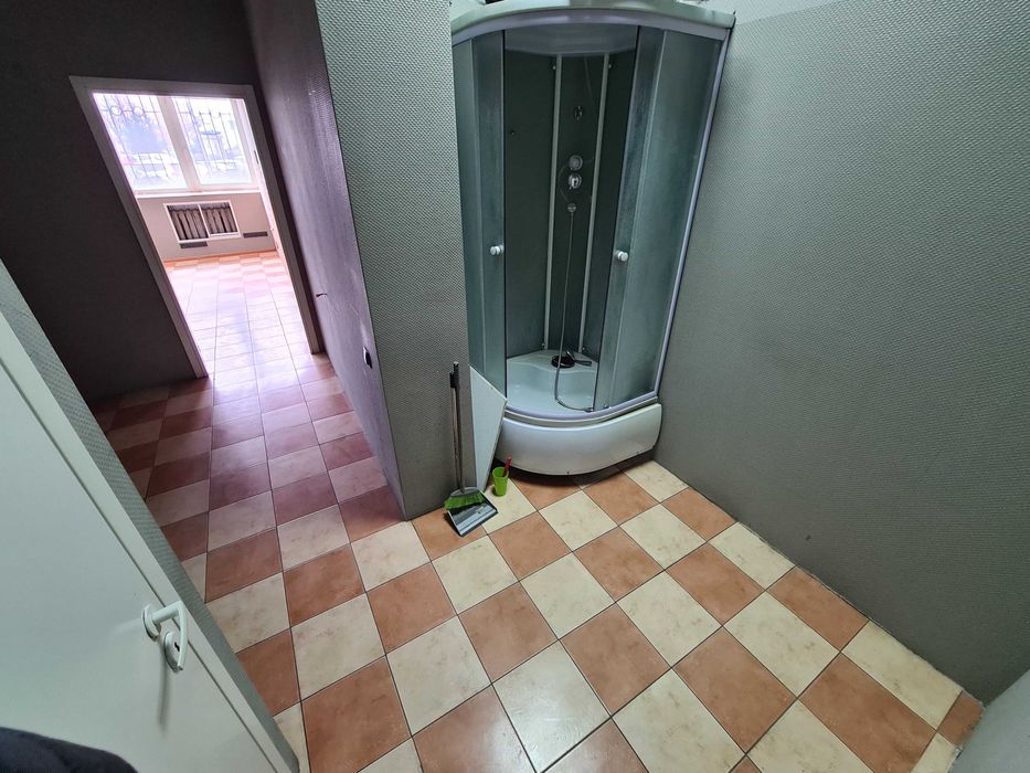 Срібнокільска 1, 54м.кв., 1 поверх фасад оренда. Власник