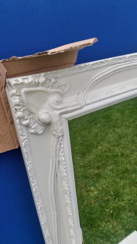 Lustro w białej ozdobnej ramie – 57x107 cm

Sprzedam eleganckie lustro