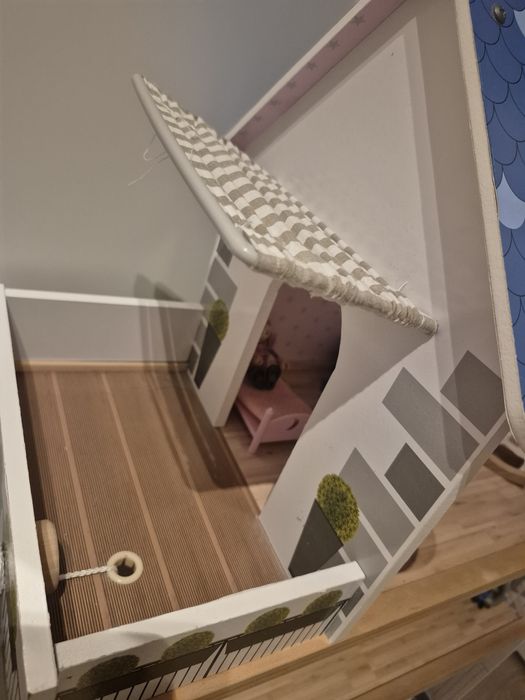 Drewniany domek dla lalek z mebelkami lidl