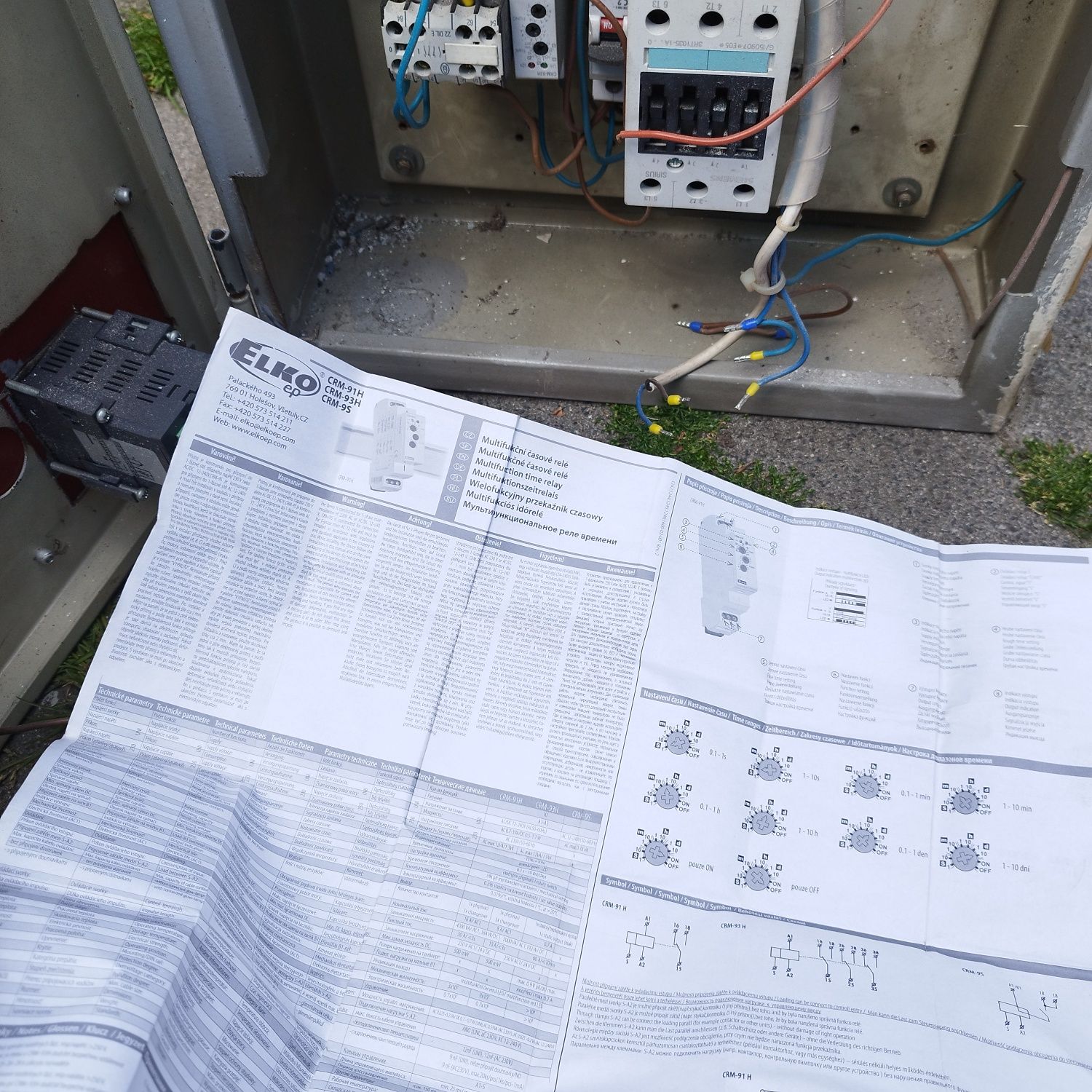 Szafka sterownicza z zainstalowanym regulatorem RE22 Lumel