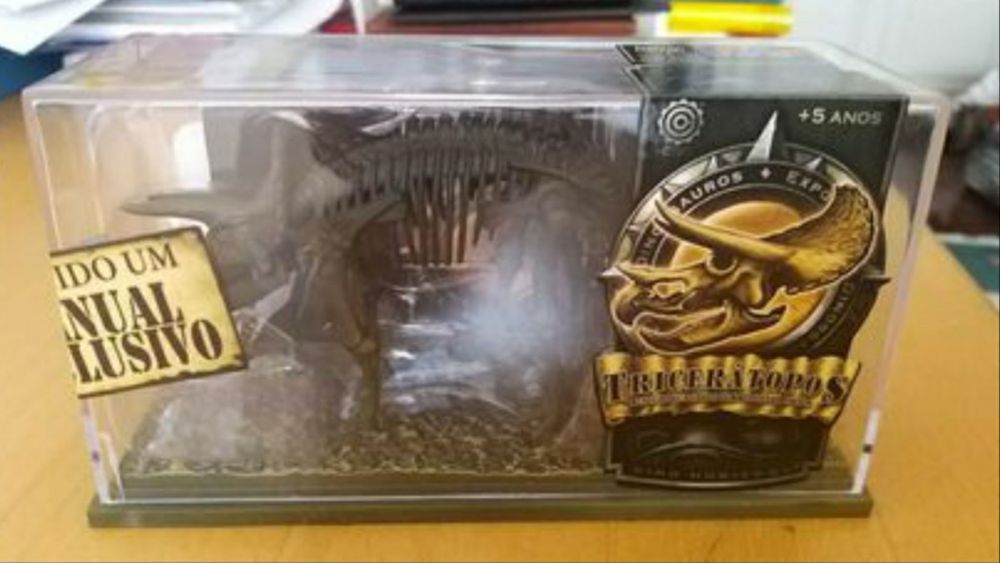 Coleção 4 dinossauros Tiranosauro, Triseratopo, Estegossauro