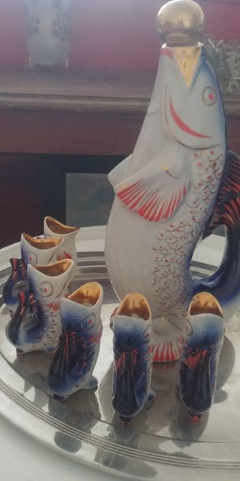 Porcelanowa karafka ryba i sześć kieliszków.Pieknie wykonane.