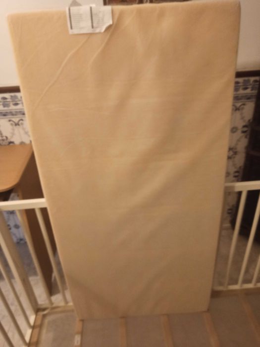 Berço madeira com colchão branco