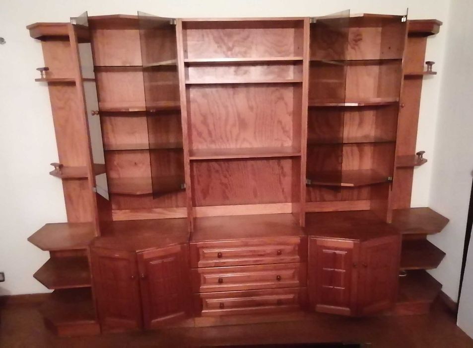 Móvel de sala em pinho com 4 portas em vidro + pequena mesa de apoio