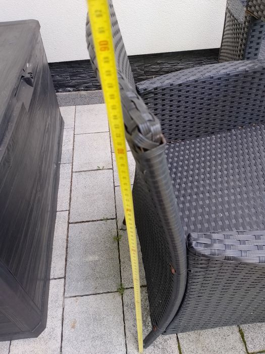 Stół ogrodowy z krzesłami  i poduszkami