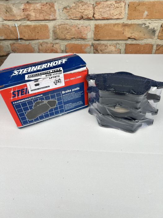 Передні гальмівні колодки AUDI A4/A6, VW Passat з датчиком,