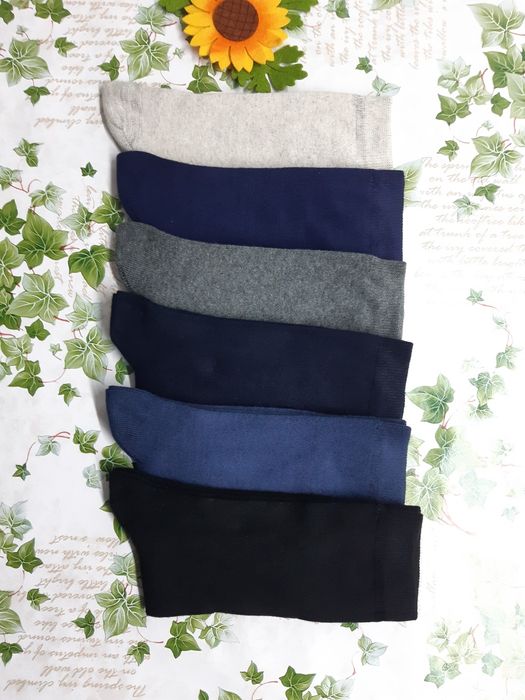 12 pares de meias pretas e cores sortidas.