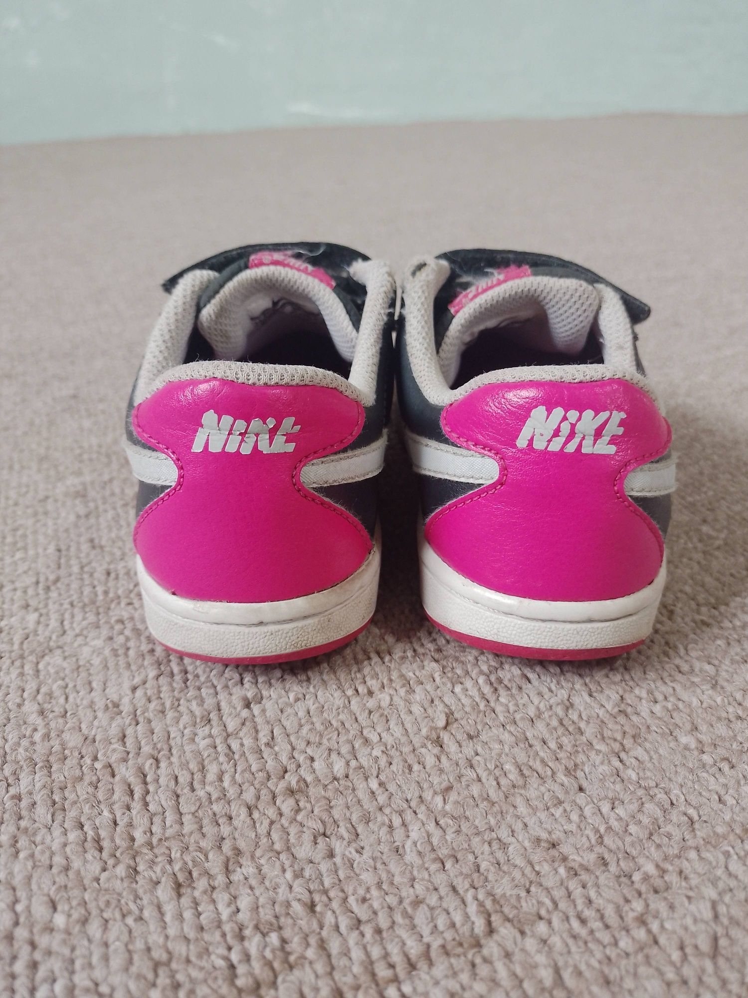 Продам кросівки Nike для дівчинки 30 розміру