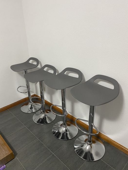 Bancos de bar como novos